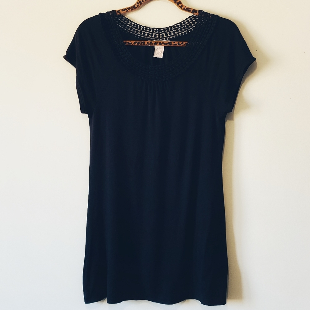 Lucy & Laurel short sleeve top long w/crochet neckline size large